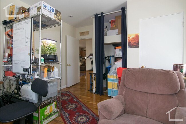 Foto del edificio - Nicely renovated 4 bed in a prime location...