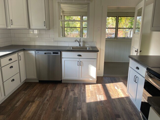 Building Photo - Pet Friendly 4 bedroom 1 bath