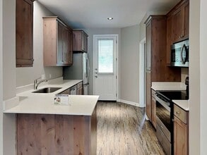 Building Photo - 179 Holly St