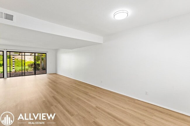 Building Photo - Turnkey 3 Bed, 2.5 Bath Townhome in San Cl...