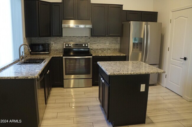 Building Photo - 948 W Ebony Dr