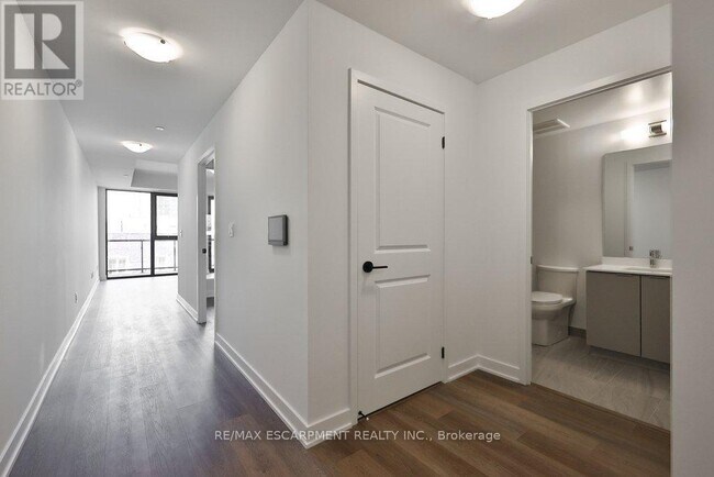 Photo du bâtiment - 2075 Lakeshore Rd.