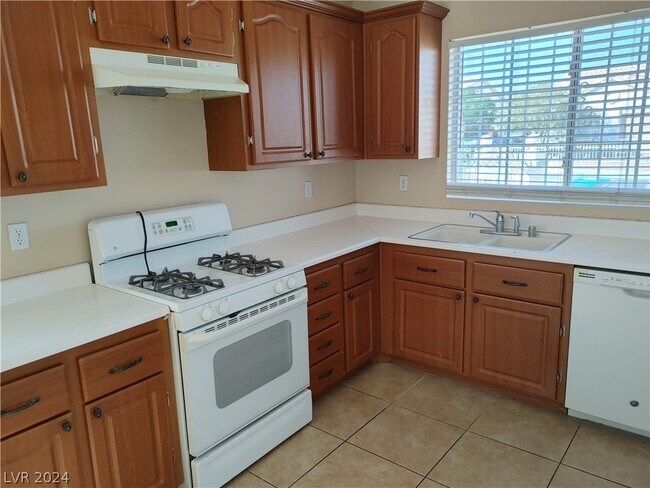 Building Photo - 1613 Crystal Chimes Dr
