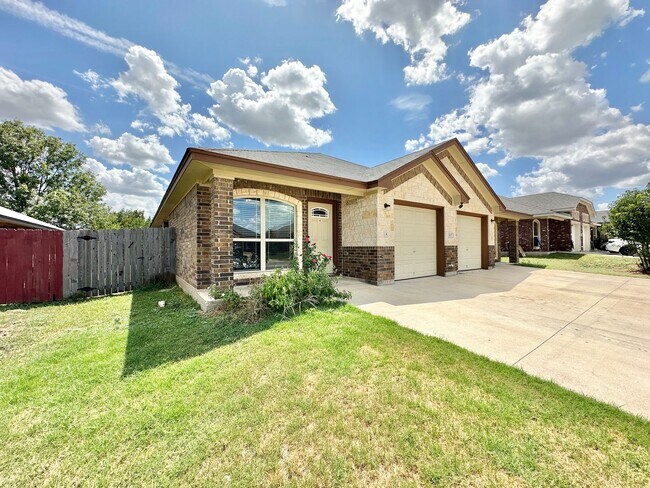 Building Photo - 307 Sladecek Dr