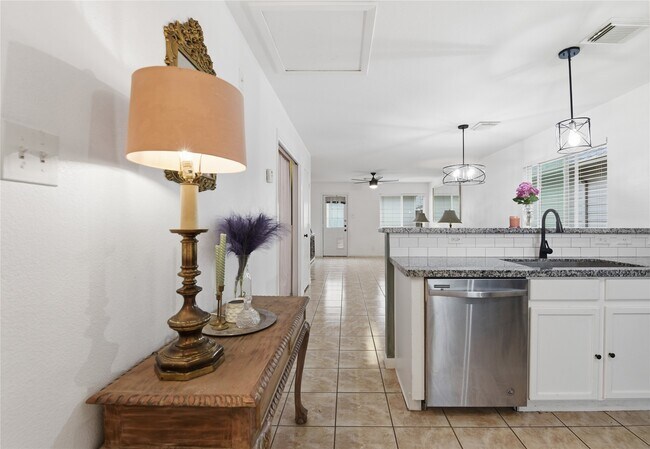 Foto del edificio - 6136 Lone Prairie Way