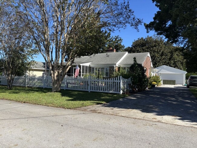 Building Photo - 618 E Sabiston Dr