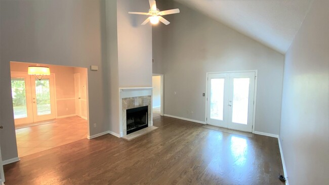 Building Photo - 3216 Castle Ct