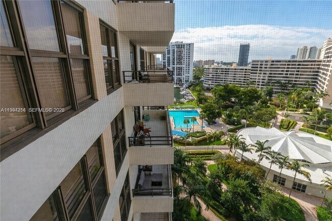 Building Photo - 2500 Parkview Dr