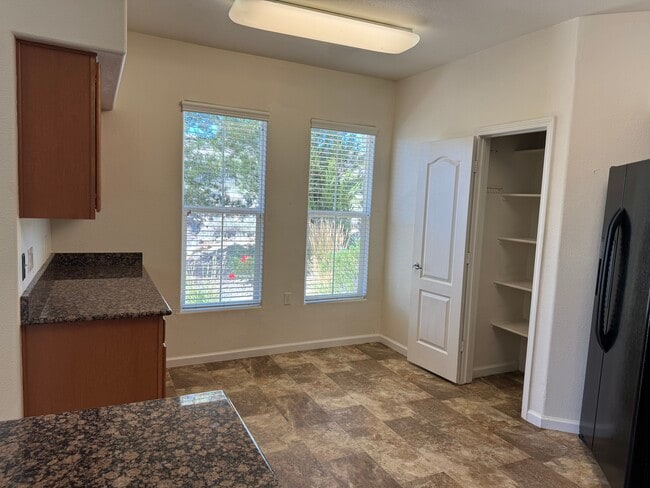 Kitchen table area - 17000 Wedge Pky