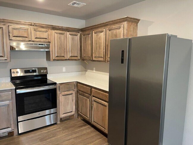 Foto del edificio - 500 off your move in before June 1st !  55...