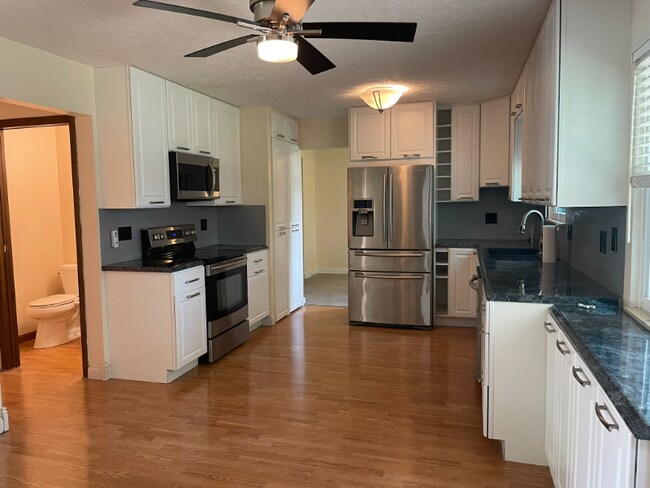 Building Photo - 3211 Creston Ct