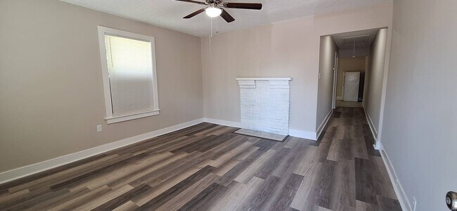 Building Photo - Charming 1 bedroom 1 bathroom duplex - Uni...
