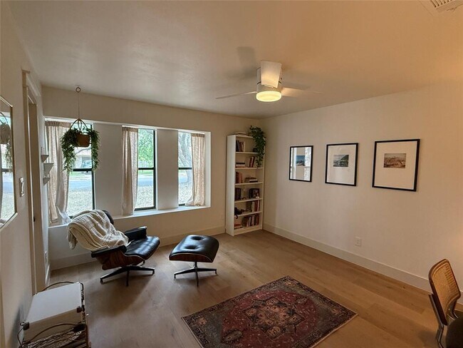 Foto del edificio - 4814 White Elm Dr