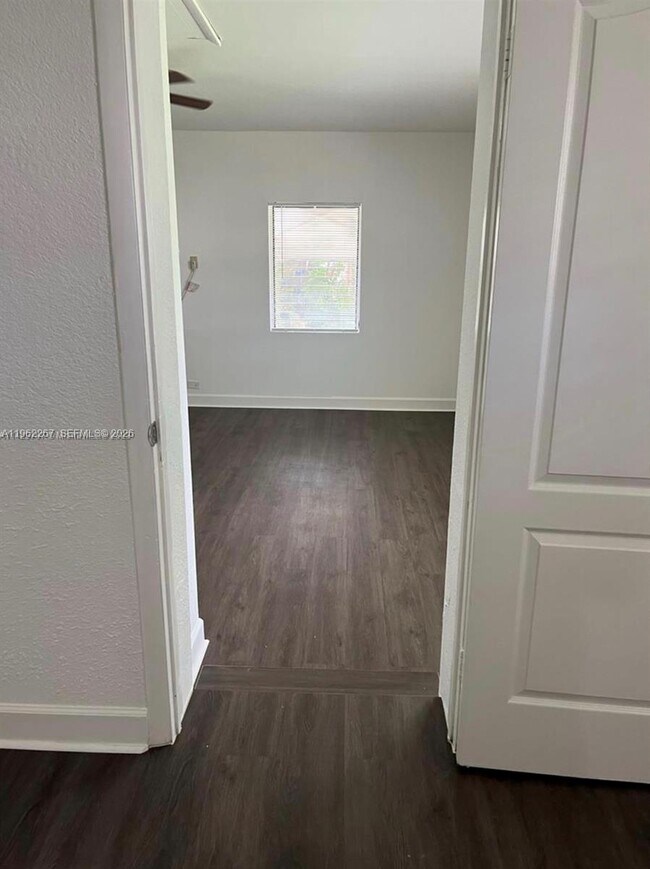 Foto del edificio - 6028 SW 27th St