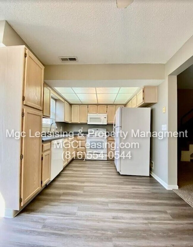 Building Photo - Big Beautiful Townhome in Lee's Summit!