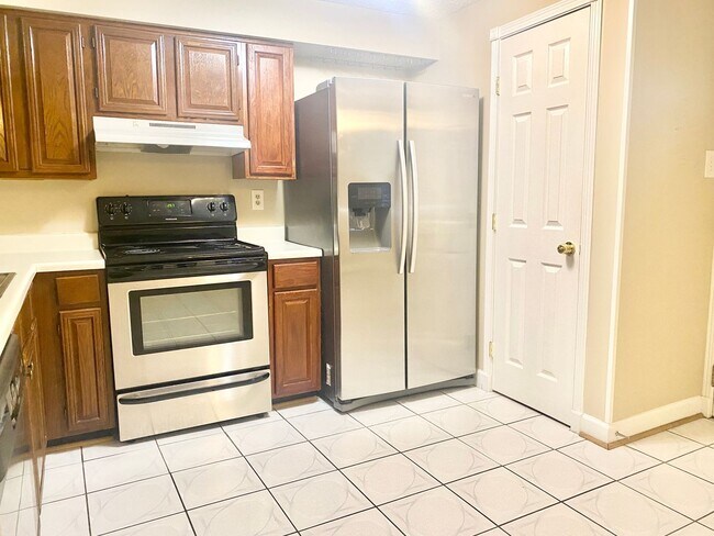 Foto del edificio - 3 Bedrooms Plus 2 Bonus Rooms!!! 2.5 Baths...