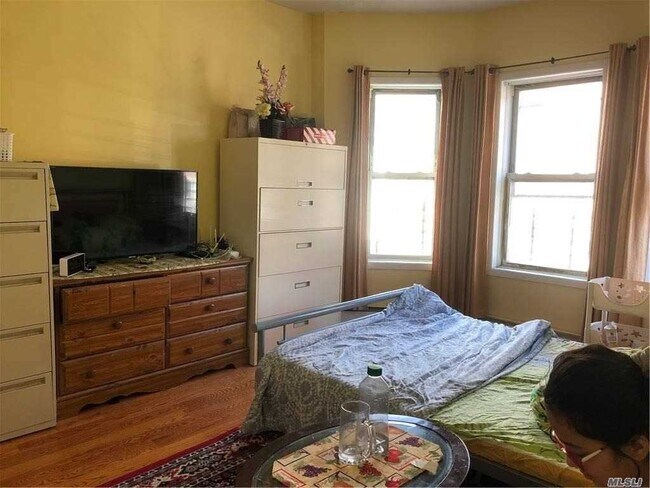 Foto del edificio - 88-30-88162 162nd St