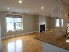 Building Photo - 10 Porter St