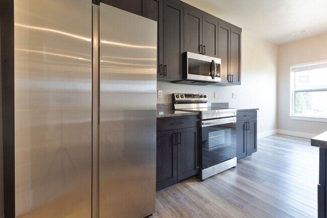 Foto del edificio - AMMON 3 BED 2 BATH TOWNHOME WITH 2 STALL G...