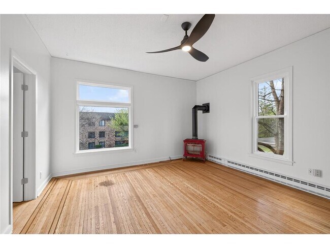 Foto del edificio - 2210 Colfax Ave South