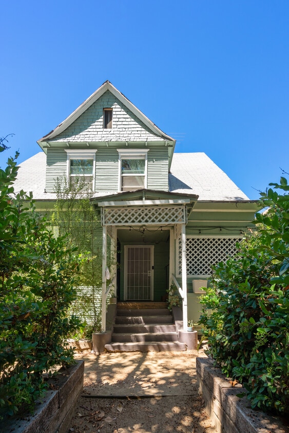 Front of house - 207 E Avenue 31