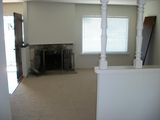 Building Photo - Great Location, Close to Everything!