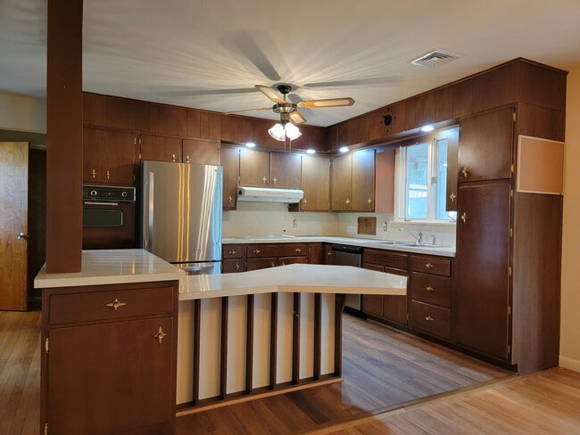 Building Photo - 609 W Orange St