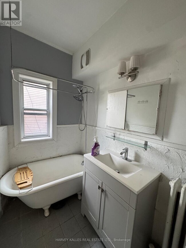 Building Photo - 678 Huron St