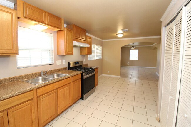 Photo - 709 N 12th Pl House