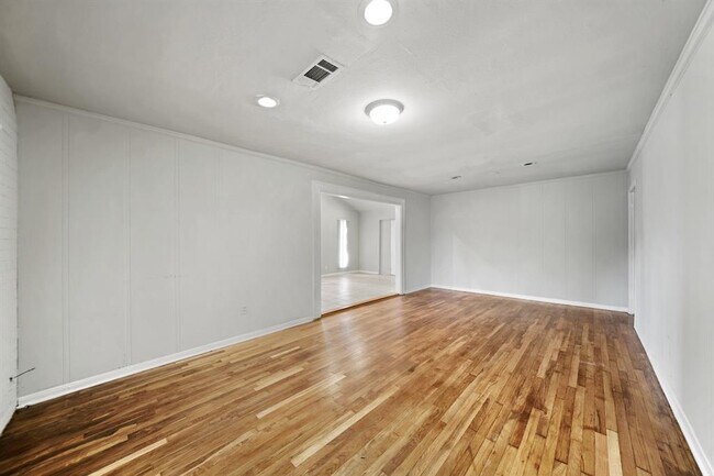 Building Photo - 1000 N Pruett St