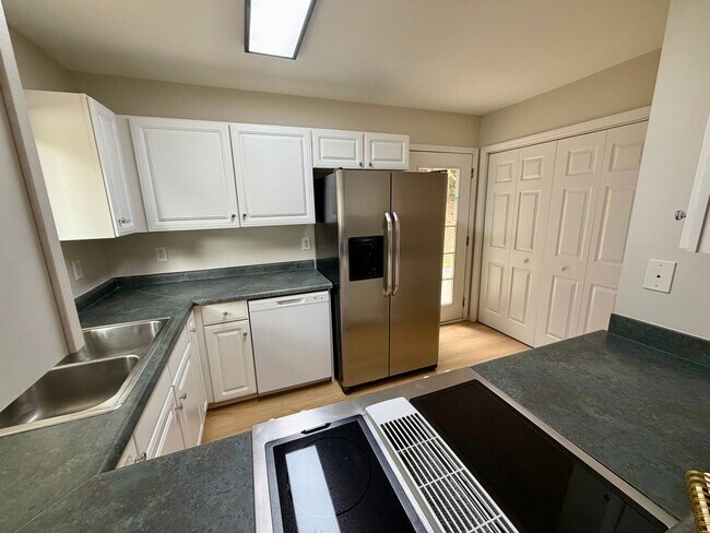 Building Photo - 121 Grand Oak Cir