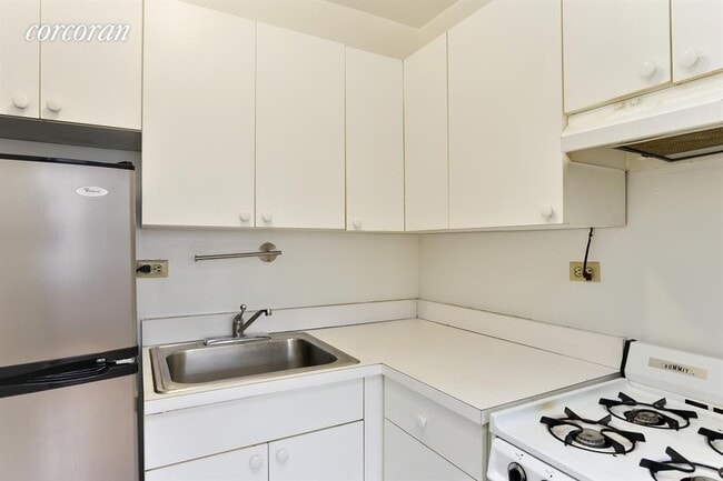 Building Photo - 166 E 35th St