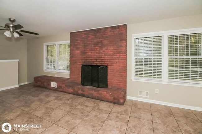Building Photo - 266 Tonawanda Dr SE