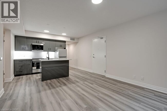 Building Photo - 259 King St E