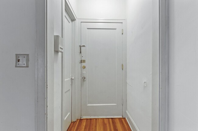 Building Photo - 2216 Harriet Ave