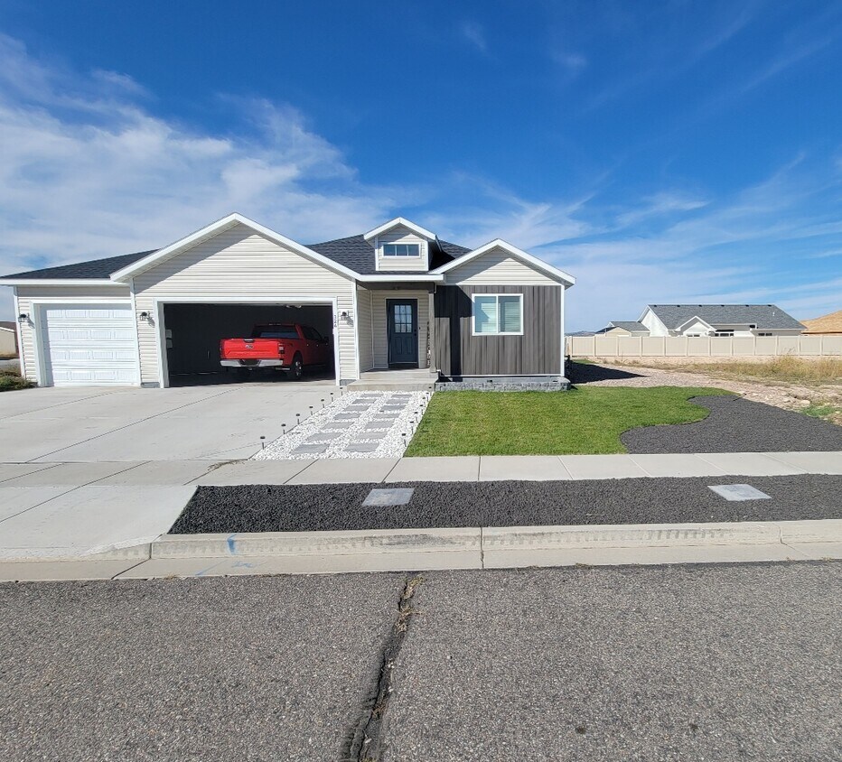 Primary Photo - 326 Wright Way