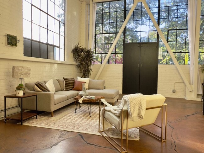 Building Photo - Lake Merrit’s Desirable East Lake Loft! Sp...