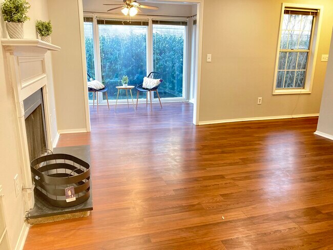 Building Photo - 1405 Vicksburg Plz