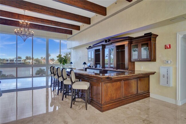 Foto del edificio - 20201 E Country Club Dr