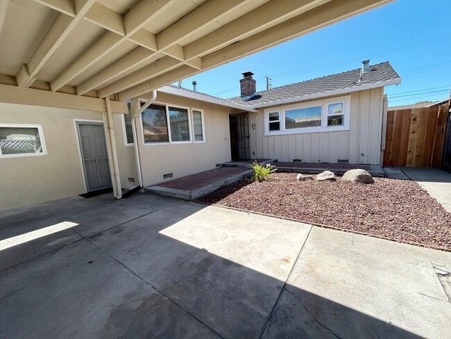 Building Photo - 946 Maryann Dr