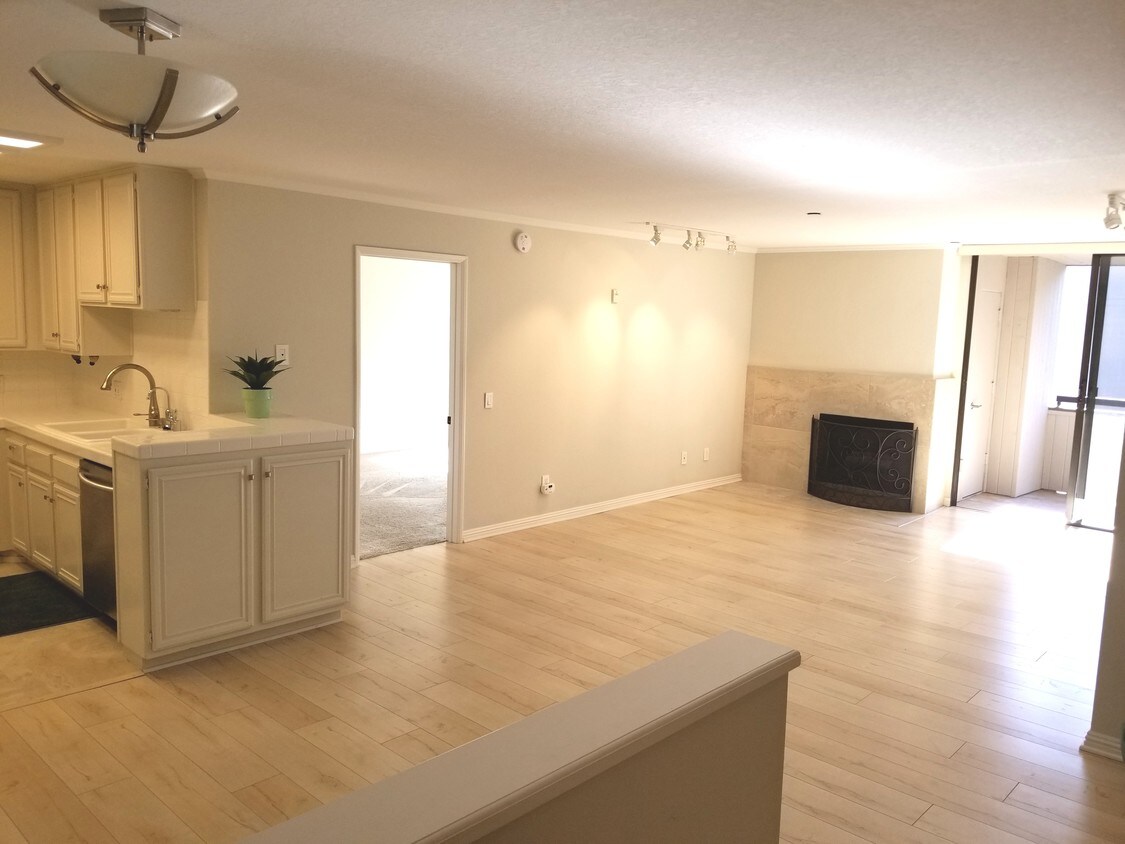 Living area from entryway - 850 State St
