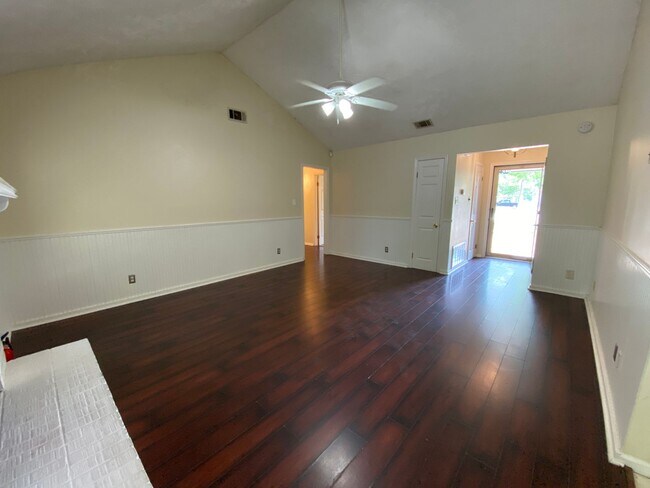 Foto del edificio - Adorable 3/2 on large corner lot