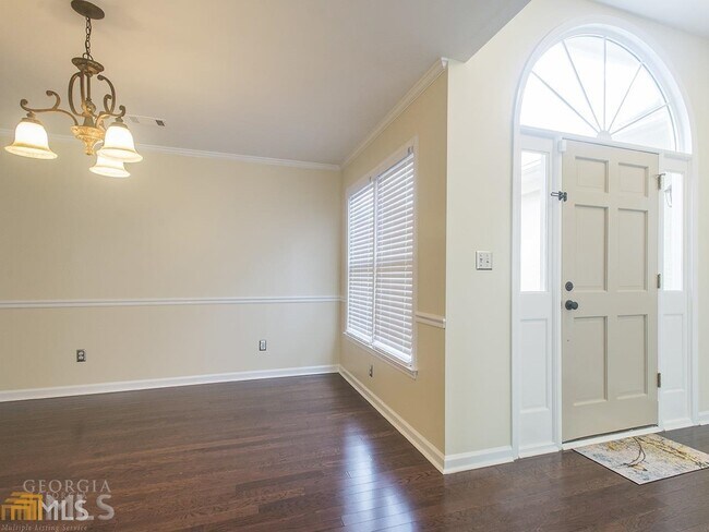 Building Photo - 727 Deerwood Dr