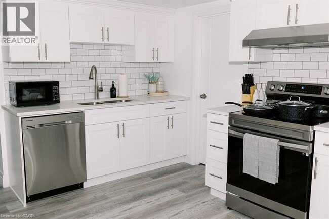 Building Photo - 261 Belmont Ave W