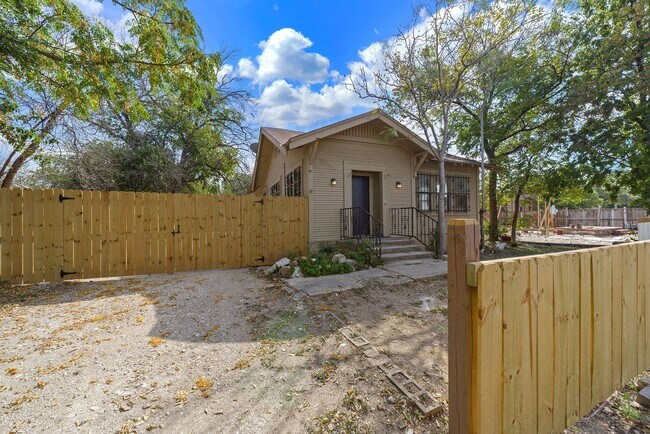 Building Photo - 3 Bedroom/ Bath Culebra Subdivision