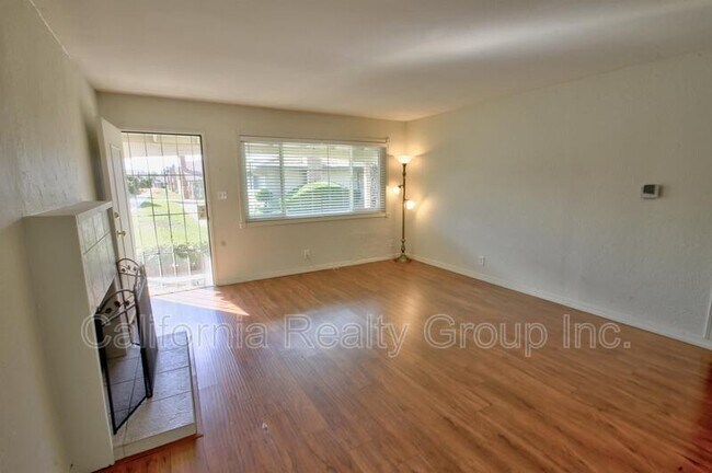 Foto del edificio - 2295 N Tustin St