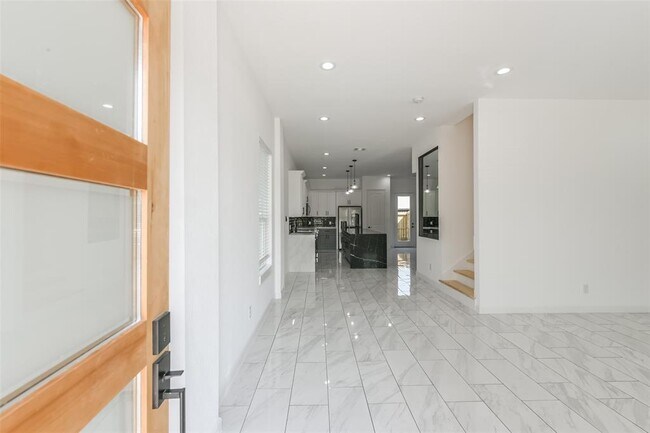 Building Photo - 5905 Crest Ct