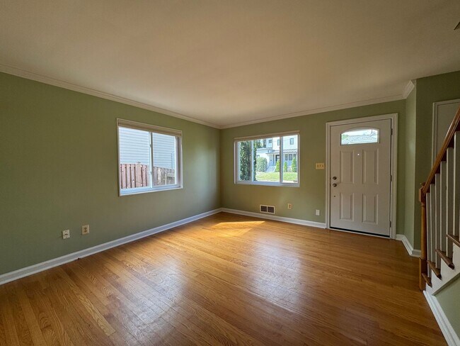 Building Photo - Beautiful 2 Bed 2 Bath Semi-Detached Brick...