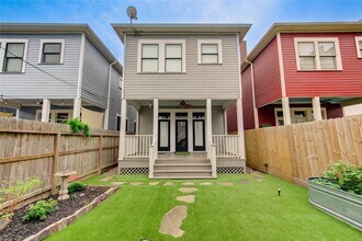 Building Photo - 635 W 16th St