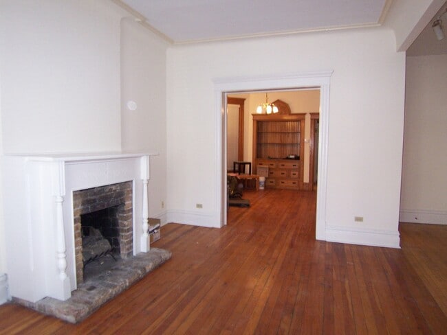 Building Photo - 827 W Newport Ave